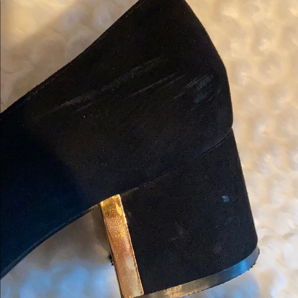 Black dress shoe with gold heel accent - Picture 3 of 5